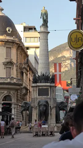The column and its elephants, seen from the top of the street.