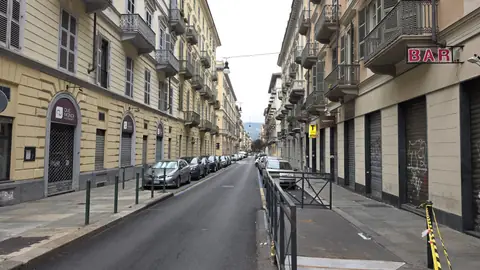 Turin, first look. A long straight street and very little shade.