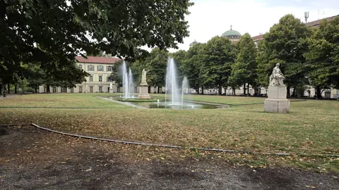 The fountain in the gardens, working hard in the heat.