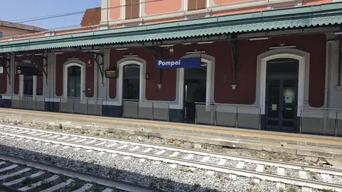 Pompei Scavi station, where the plan fell apart.