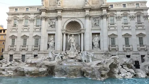 The same fountain, and the first of the crowd arriving.