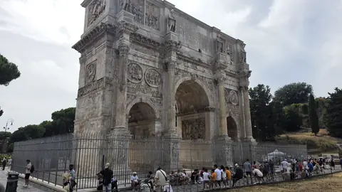 The Arch of Constantine, standing on its own beside the crowds.