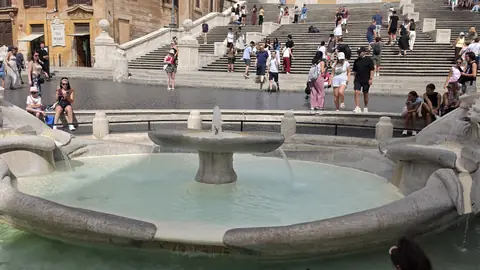 The boat fountain at the foot of the steps, sunk into its own basin.