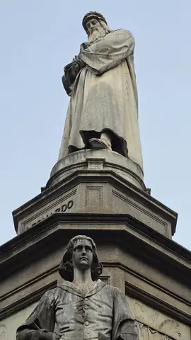 Leonardo on his plinth, keeping an eye on the opera house.