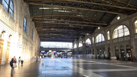 Zurich Hauptbahnhof, under the arches.